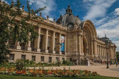 Paris'te Petit Palais önünde İnsanlar ve bahçe