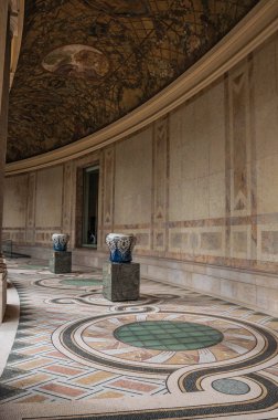 Paris'teki Petit Palais'te zengin bir şekilde dekore edilmiş koridor