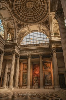 Paris'te zengin bir şekilde dekore edilmiş yüksek tavanlı ve sütunlu Panteon