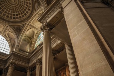 Paris'te zengin bir şekilde dekore edilmiş yüksek tavanlı ve sütunlu Panteon