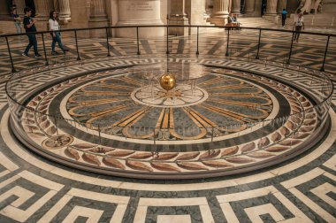 Foucault Sarkaç bakır topu Paris'te Pantheon içinde sallanan