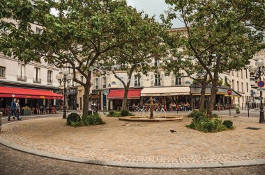 Paris'te Quartier Latince çeşme ile küçük kare