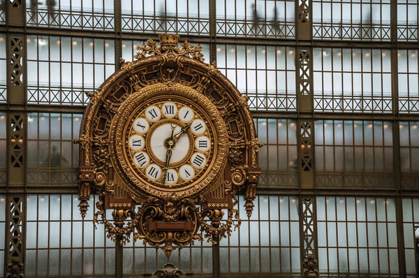 Reloj de oro en el Museo Quai d 'Orsay de París — Foto de Stock