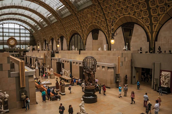 Pessoas e obras de arte no salão principal do Museu Quai d 'Orsay em Paris — Fotografia de Stock