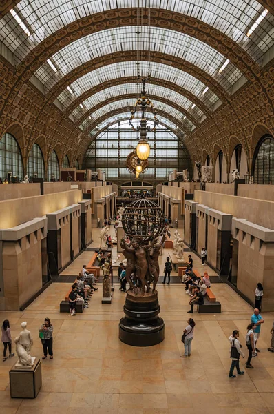 Pessoas e obras de arte no salão principal do Museu Quai d 'Orsay em Paris — Fotografia de Stock