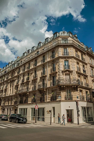Budovy a lidé, kteří chodí po ulici v Paříži — Stock fotografie
