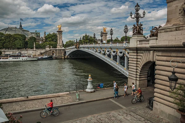 Most Alexandre III a lidé na řece Seine v Paříži — Stock fotografie