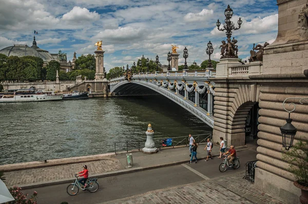 Alexandre iii brücke und menschen am seine fluss in paris — Stockfoto