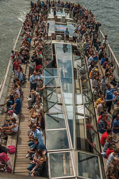 Personas en un barco turístico en el río Sena en París —  Fotos de Stock