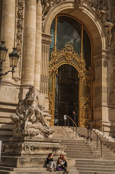 People and staircase at the gate of Petit Palais in Paris — Stock Photo, Image
