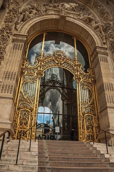 Puerta dorada y arco en la escalera del Petit Palais de París —  Fotos de Stock