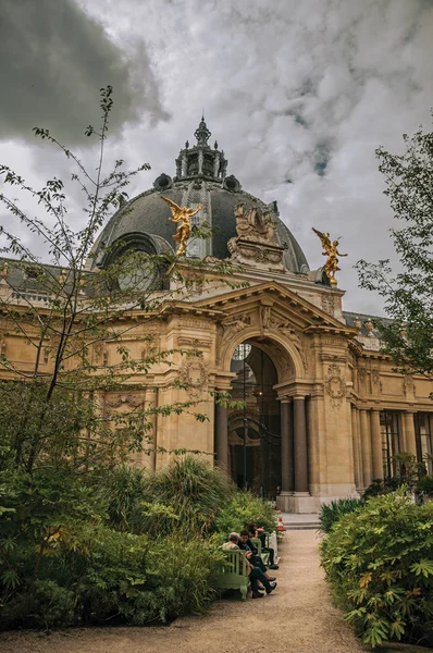 Paris'teki Petit Palais avlusunda banklarda oturan lar — Stok fotoğraf