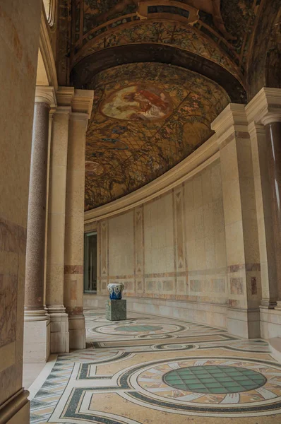 Paris'teki Petit Palais'te zengin bir şekilde dekore edilmiş koridor — Stok fotoğraf