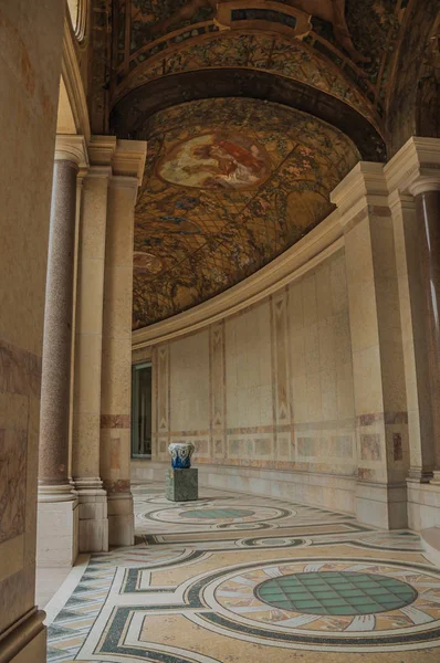 Paris'teki Petit Palais'te zengin bir şekilde dekore edilmiş koridor