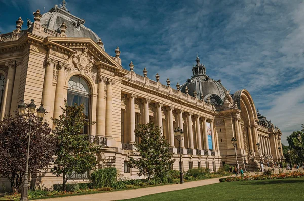 Människor och trädgård framför Petit Palais i Paris — Stockfoto