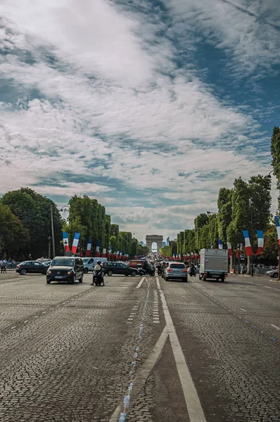 Drzewa i samochody na Champs-Elysees Avenue w Paryżu — Zdjęcie stockowe