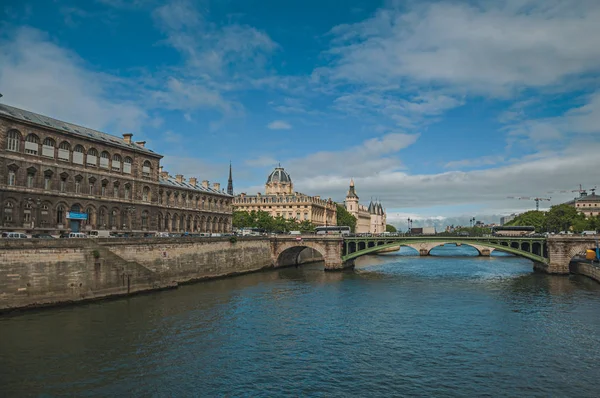 Edifícios históricos e ponte sobre o rio Sena em Paris — Fotografia de Stock