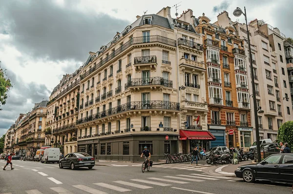 Cyklista a doprava v ulici se starými budovami v Paříži — Stock fotografie