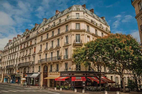 Strada con panetteria in un angolo in un vecchio edificio parigino — Foto Stock