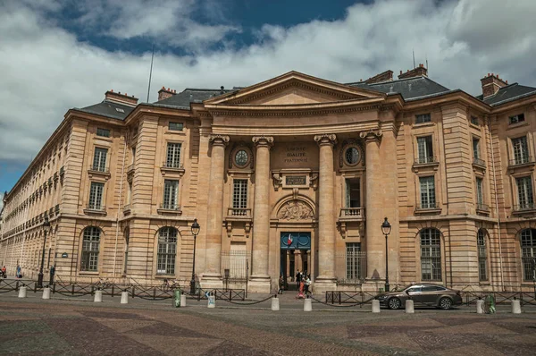 Paris'te Neoklasik binanın önündeki insanlar — Stok fotoğraf