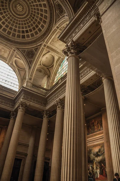高い天井とパリで豊かに装飾された柱とパンテオン — ストック写真