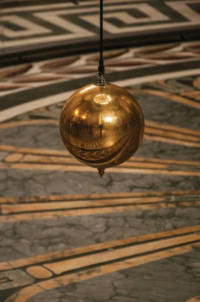 Foucault Sarkaç bakır topu Paris'te Pantheon içinde sallanan — Stok fotoğraf