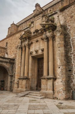 Plasencia 'daki eski binada ahşap kapı.