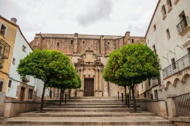 Plasencia arka planda portakal ağaçları ve Gotik bina ile Merdiven