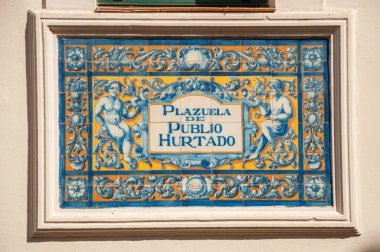 Caceres renkli fayans tarafından yapılan kare adı gösterge işareti