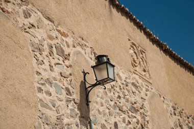 Eski tarz metal sconce Caceres de kaba taş duvara sıkışmış