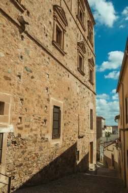 Caceres eski taş binaların ortasında merdiven ile dar alleyway
