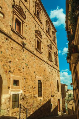 Caceres eski taş binaların ortasında merdiven ile dar alleyway