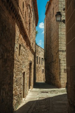 Caceres eski taş binalar ve kamu lambası ile Alley