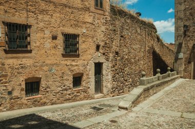 Caceres parke taşı kaldırım ve eski binalar ile Alley