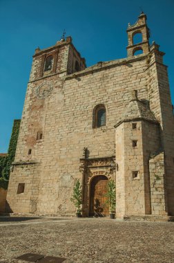 Caceres'te çan kuleleri ve ahşap kapılı Gotik kilise cephesi