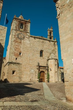 Caceres'te çan kuleleri ve ahşap kapılı Gotik kilise cephesi