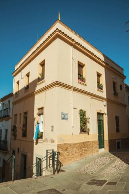 Caceres'te yamaç ve eski bina meydanında alleyway