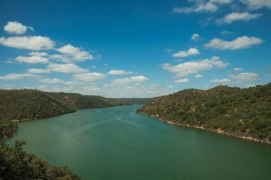 Monfrague Ulusal Parkı'nda Tagus Nehri ile Vadi