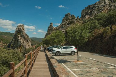 Kayalık kayalıklardan yolun yanına park edilmiş arabalar