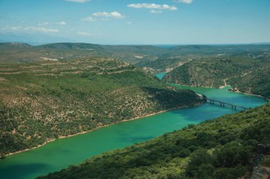 Tagus Nehri ve ağaçlarla kaplı tepelerile bir vadide köprü