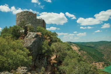 Tagus Nehri vadisi yakınındaki kayalık uçurumun tepesindeki kale