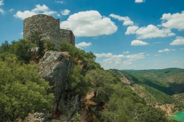 Tagus Nehri vadisi yakınındaki kayalık uçurumun tepesindeki kale