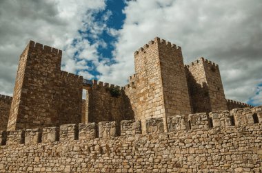 Trujillo Kalesi'nde kuleler ve taş duvarlar cephesi