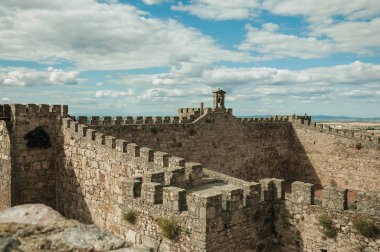 Trujillo Kalesi'ndeki taş duvarın üstündeki patika