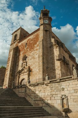 Trujillo Plaza Belediye Başkanı San Martin Kilisesi ve körük kuleleri