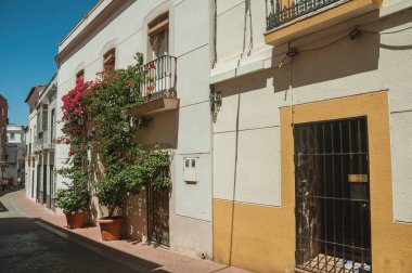 Merida caddesinde balkon ve çiçekli bina