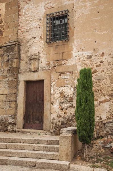 Puerta de madera en antiguo edificio de piedra y escalera en Plasencia — Foto de Stock