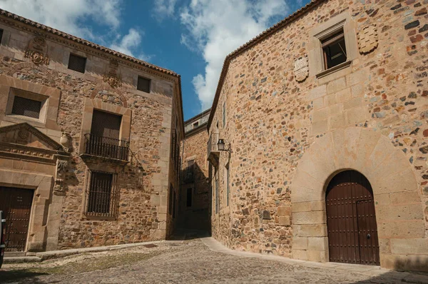 Kopfsteinpflasterstraße mit schmalen Gassen inmitten mittelalterlicher Gebäude in caceres — Stockfoto