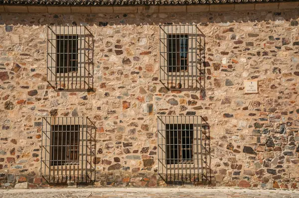Fachada medieval del edificio con ventanas con rejas en Cáceres — Foto de Stock