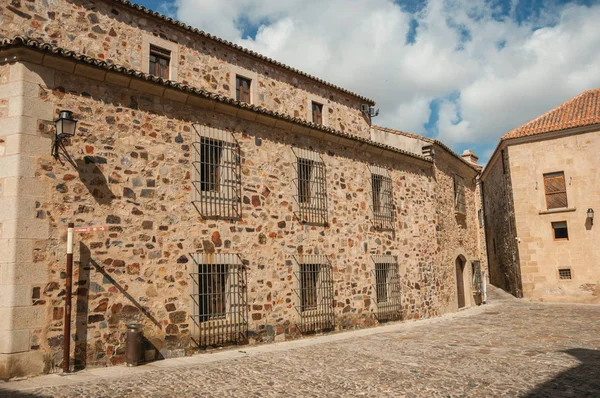 Edifícios medievais, com porta de madeira e janelas barradas em Cáceres — Fotografia de Stock